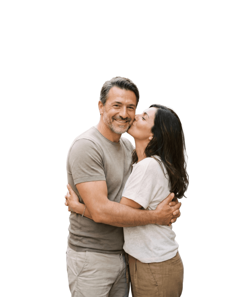 Uomo maturo sorridente con la partner