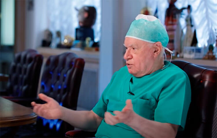 Muž trpiaci vysokým krvným tlakom a bolesťami hlavy