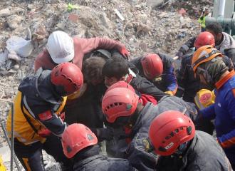 Una madre de 32 años, y a su hijo Serhat, de 10 fueron rescatados de entre los escombros en&nbsp;Diyarbakir.