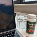 Urigan na biurku ze szklanką wody