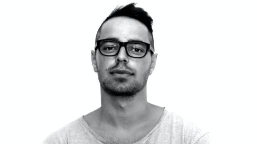 Ónos esőben is profin vezetnek ezek a vakvezető kutyák – videó